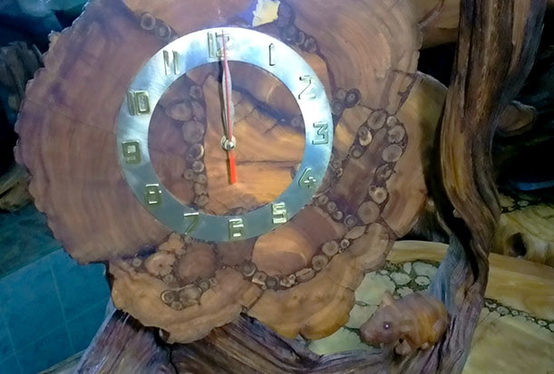 Часы из можжевельника